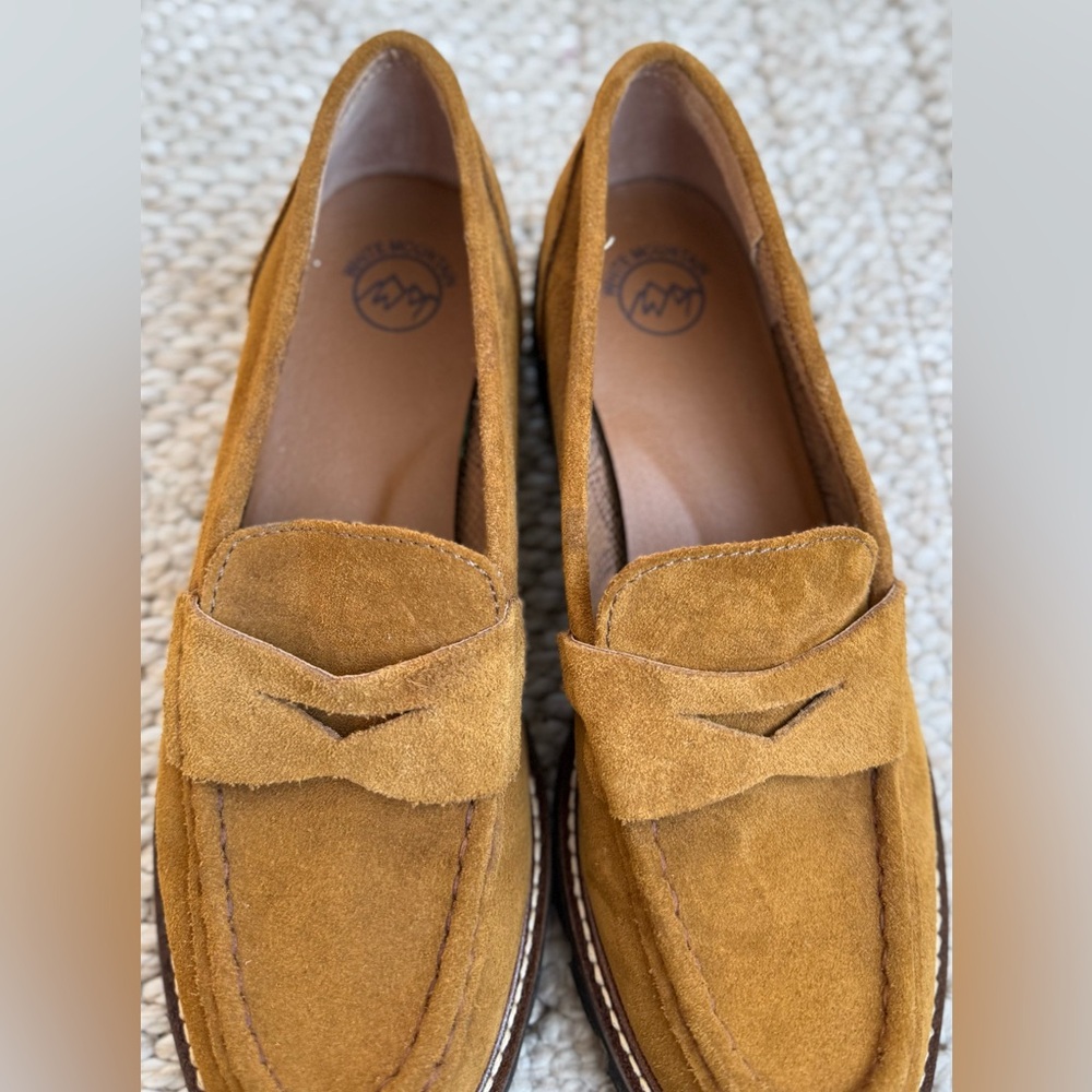 This is a pair of White Mountain Gunner women's lug sole loafers size 8 - Picture 8 of 9